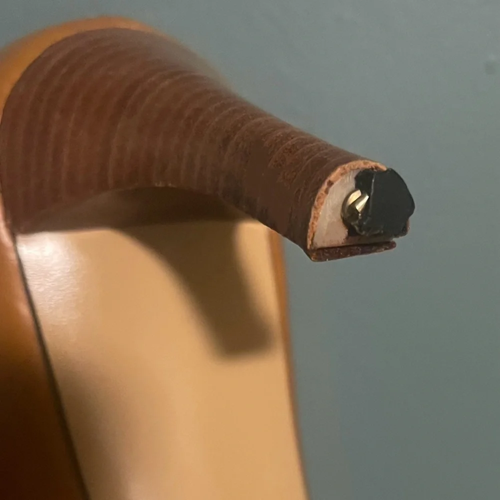 Gucci Leather Eyelet Trim Pumps - Picture 9 of 9